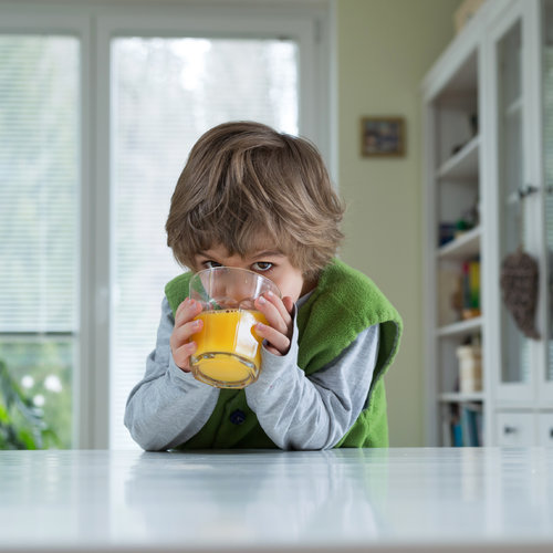 25_Fotolia_104221214_Child_drinking_juice_28_85_x_19_38_300_dpi